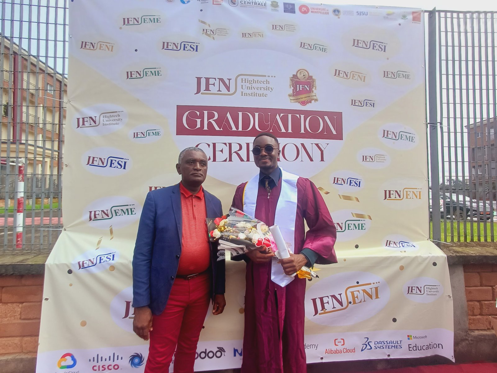 Photo d’Abanda Camille avec son diplôme, entrepreneur digital.