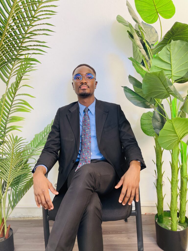 ABANDA Camille - Responsable marketing digital analysant les résultats d'une campagne publicitaire performante au Cameroun